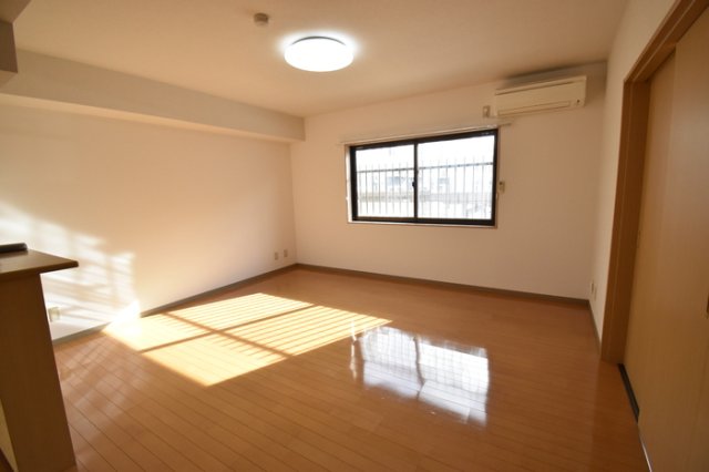 居室・リビング　ゆったり過ごせる居間です