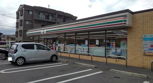 コンビニ　セブンイレブン（コンビニ）まで550m
