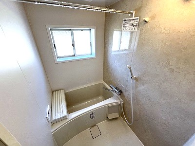バス・シャワールーム　２階の住居部分にはお風呂（新品）もあります