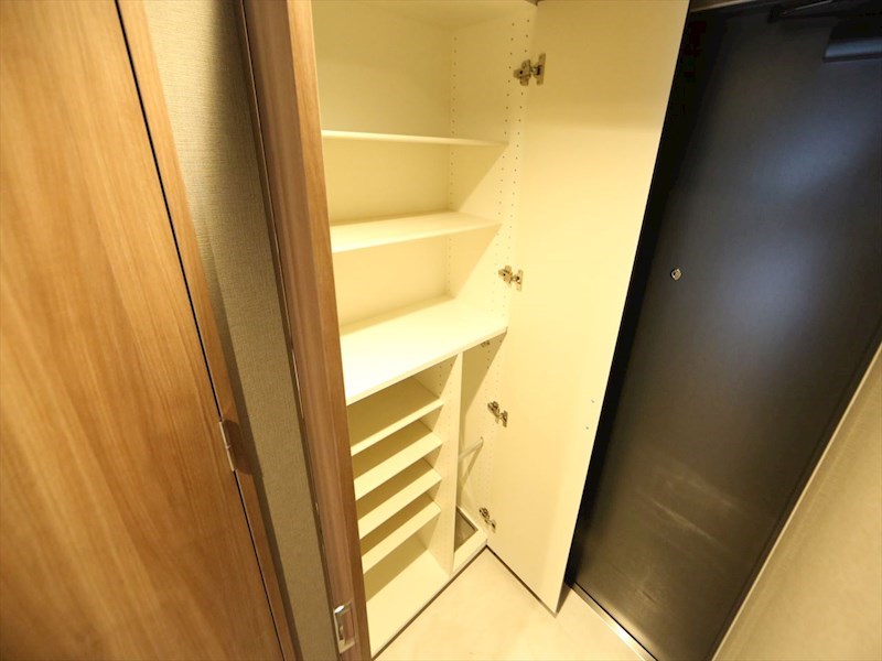 玄関　玄関　シューズボックス付（収納充実してます）