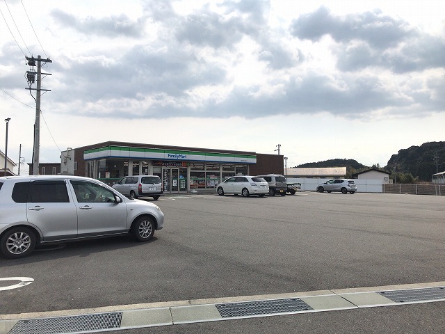 コンビニ　ファミリーマート（コンビニ）まで735m