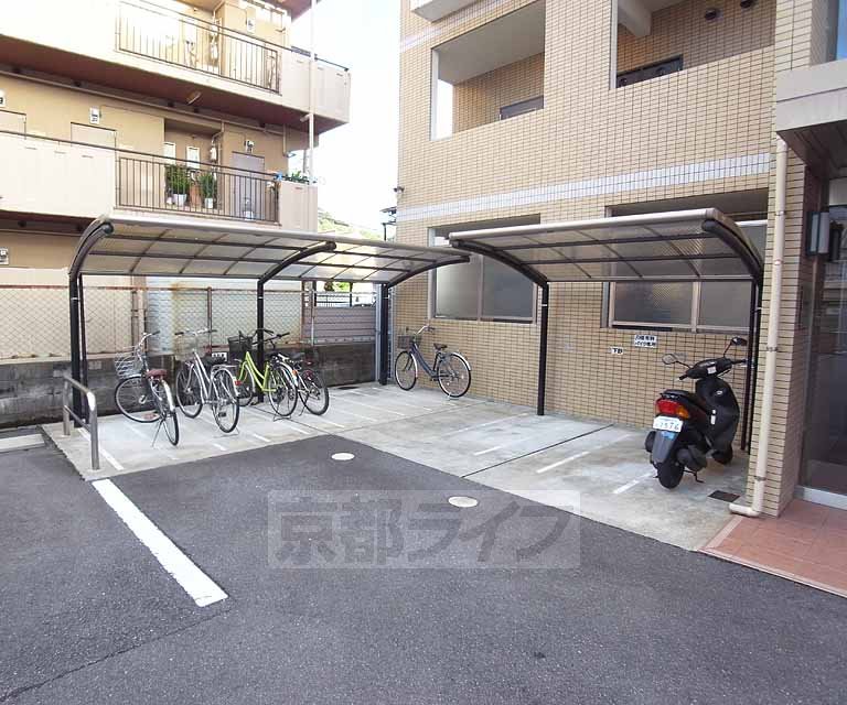 その他共有部分　屋根付きの駐輪場です。