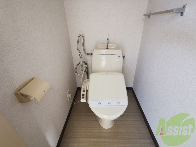 トイレ　ウォシュレット機能がついたトイレです。安心して使用できますね