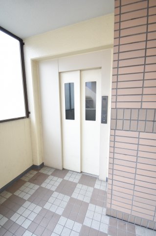 その他共有部分　エレベーターがあると重たい荷物も簡単に部屋まで運べますよ