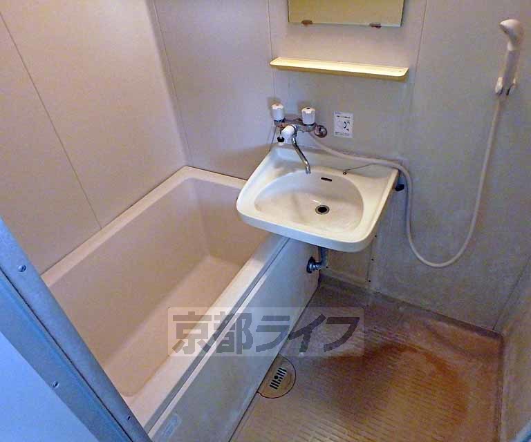 バス・シャワールーム　洗面所と一体となったバスルームです。