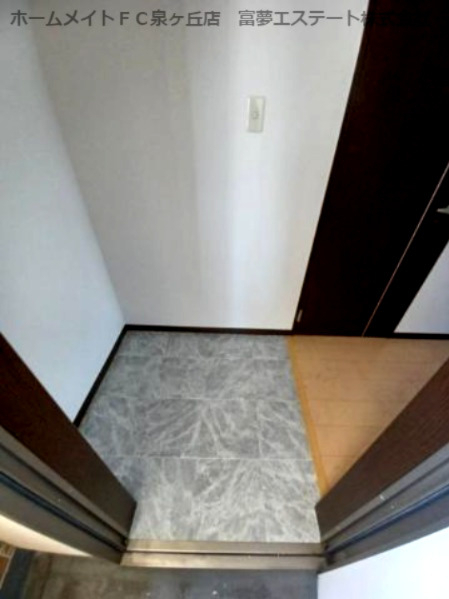 玄関　※同物件・反転タイプの写真