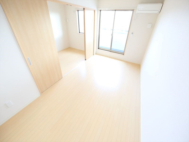 バルコニー　LDK12.3帖　洋室6.2帖と繋げても仕切っても使えます