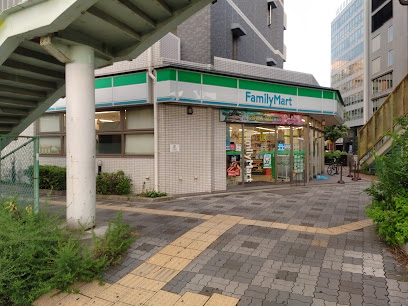 コンビニ　ファミリーマート 新大阪駅東口店（コンビニ）まで635m