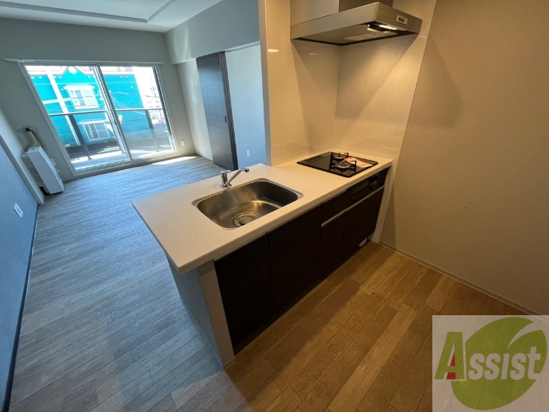 キッチン　対面キッチンになっているので料理しながらＴＶも見れますよ～。