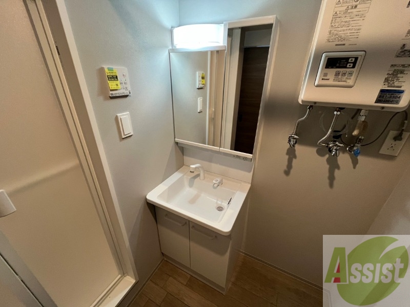 洗面設備　独立洗面台です。大きくてよいですね。シャンプーもできます！