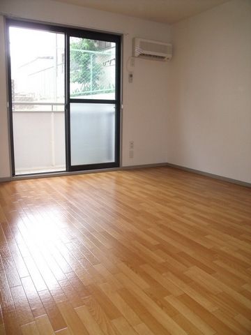 居室・リビング　広々１０帖、２人入居可です