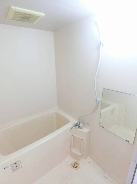 バス・シャワールーム　コンパクトで使いやすいお風呂です