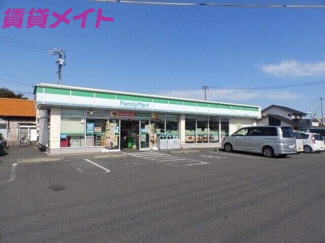 コンビニ　ファミリーマート鈴鹿三日市店（コンビニ）まで551m