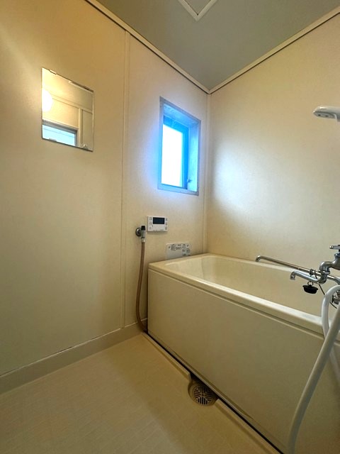 バス・シャワールーム　家族の入浴時間がずれても温められる追い焚き機能付きのバスルー