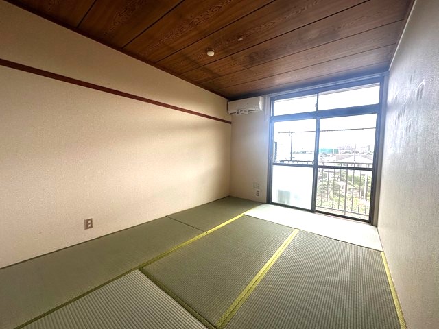 居室・リビング　南西向き和室6帖☆バルコニーに繋がる落ち着くお部屋です！エア