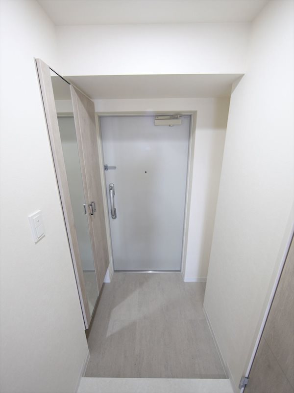 玄関　玄関　シューズボックス　姿見鏡付き（収納充実してます）