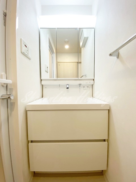 洗面設備　明るい洗面所です