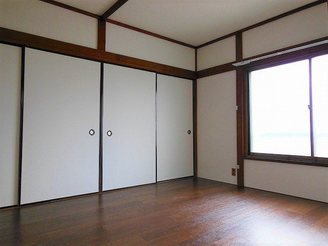 居室・リビング　大きな窓から明るい陽光射し込む室内