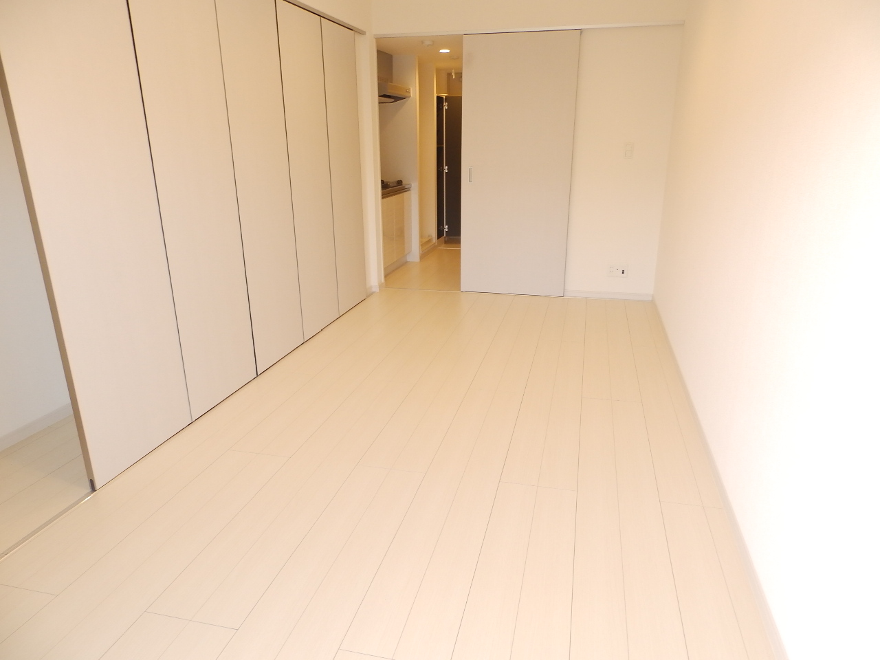 居室・リビング　人気の白いフローリング