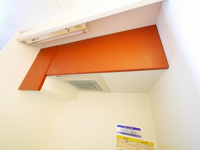 キッチン　上部にはちょっとした収納もあります