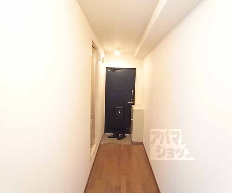 玄関　洋室から玄関に向けての廊下