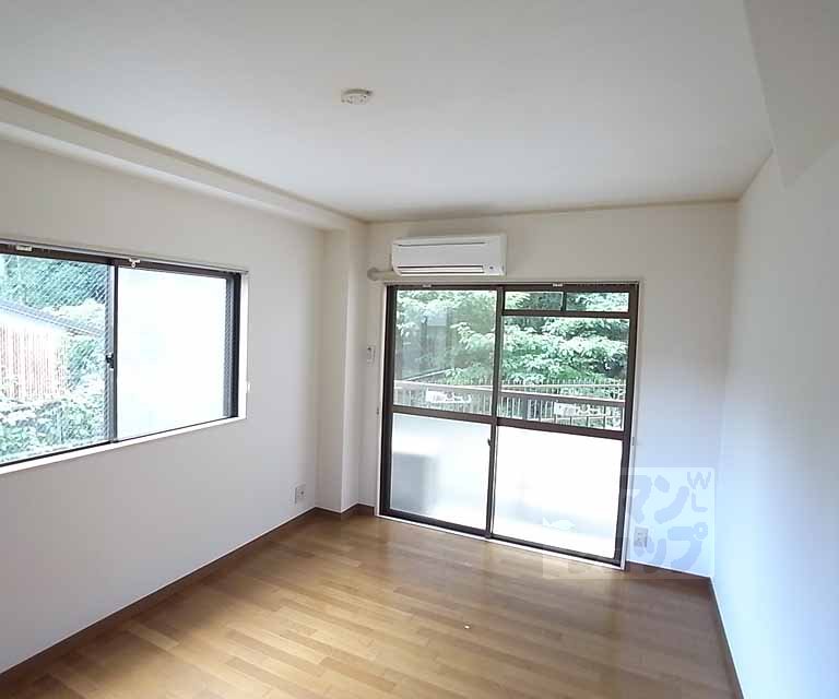 居室・リビング　洋室７．５帖・窓が多く開放的