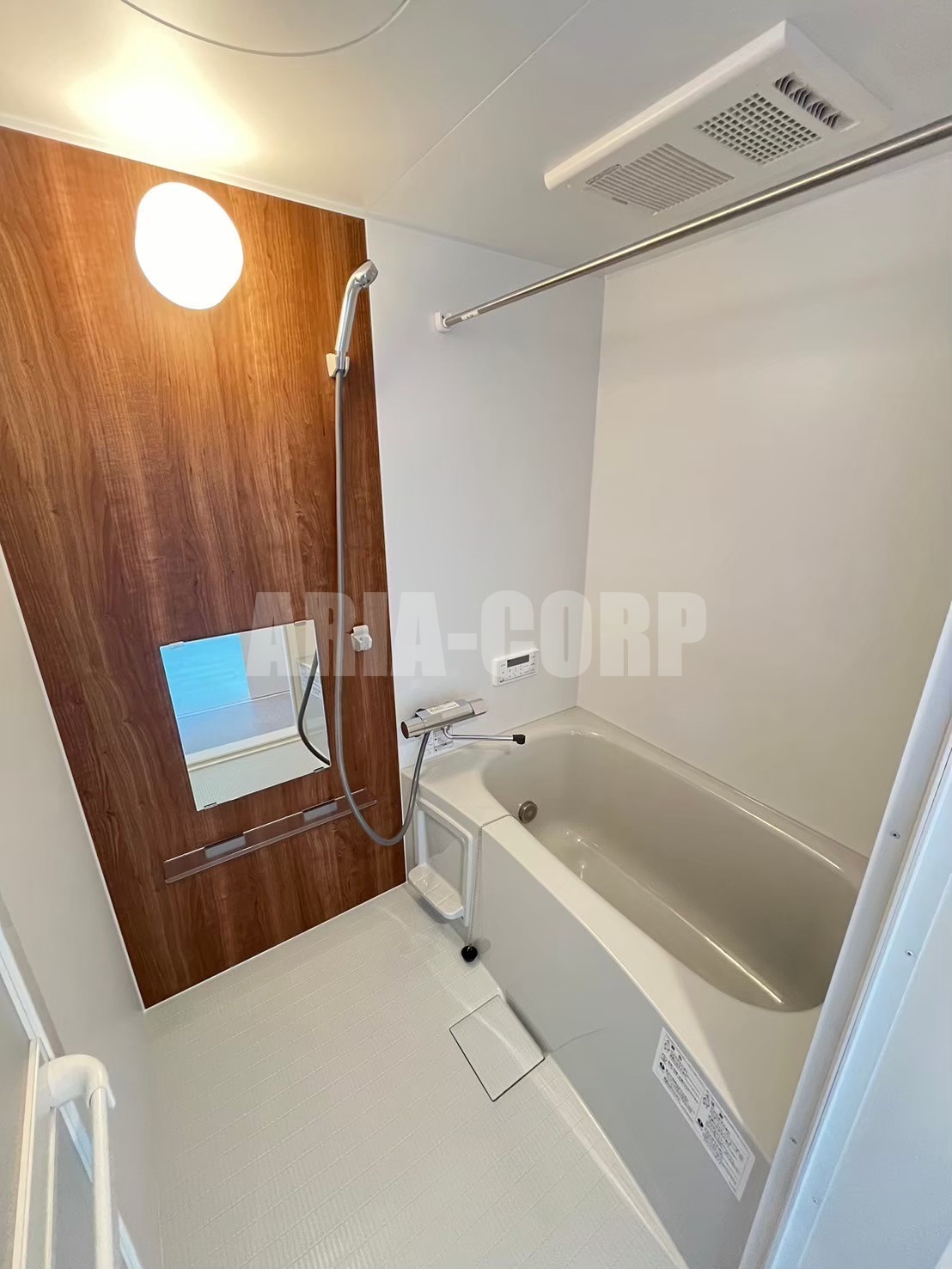 バス・シャワールーム　追焚き浴室乾燥機能付。カラーパネル採用でお洒落なバスルーム。