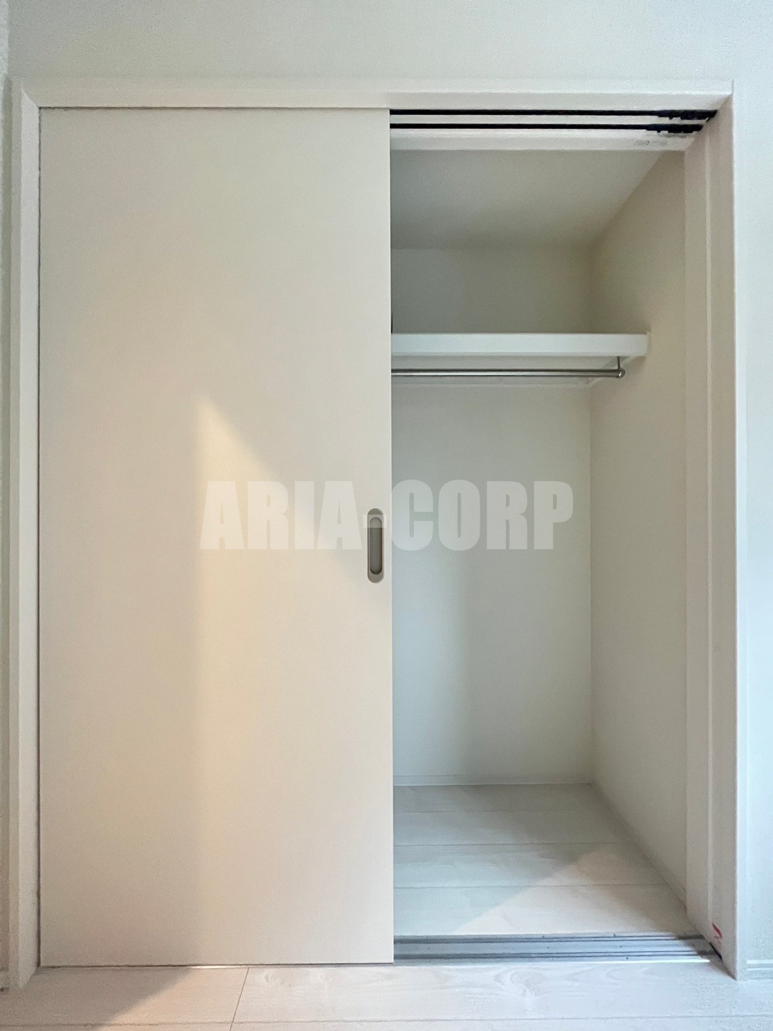 収納　クローゼット。上部には便利な棚がございます！