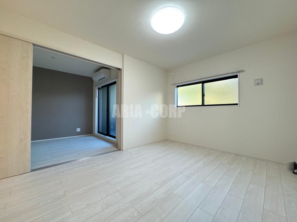 居室・リビング　白基調◎開放的な空間！角部屋で窓も多く明るいお部屋です