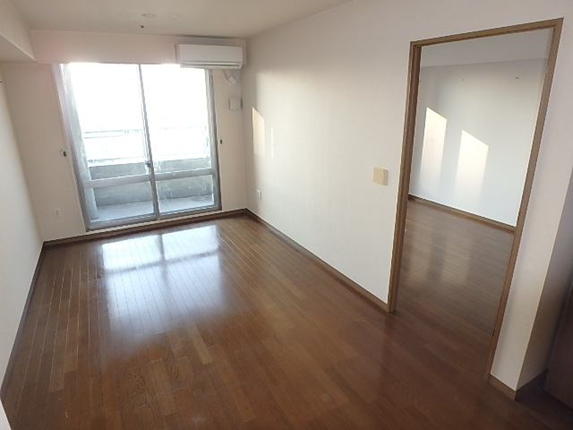 居室・リビング　※別部屋の参考写真です。