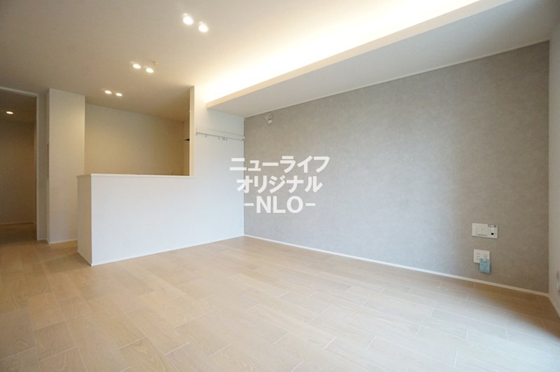 居室・リビング　間接照明やアクセントクロスを採用したモダンなリビング。