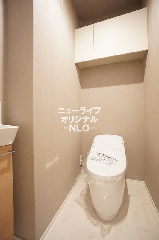 トイレ　スタイリッシュなタンクレストイレ。室内に手洗いシンクが付いて