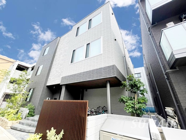 建物外観　３階建てのマンション☆