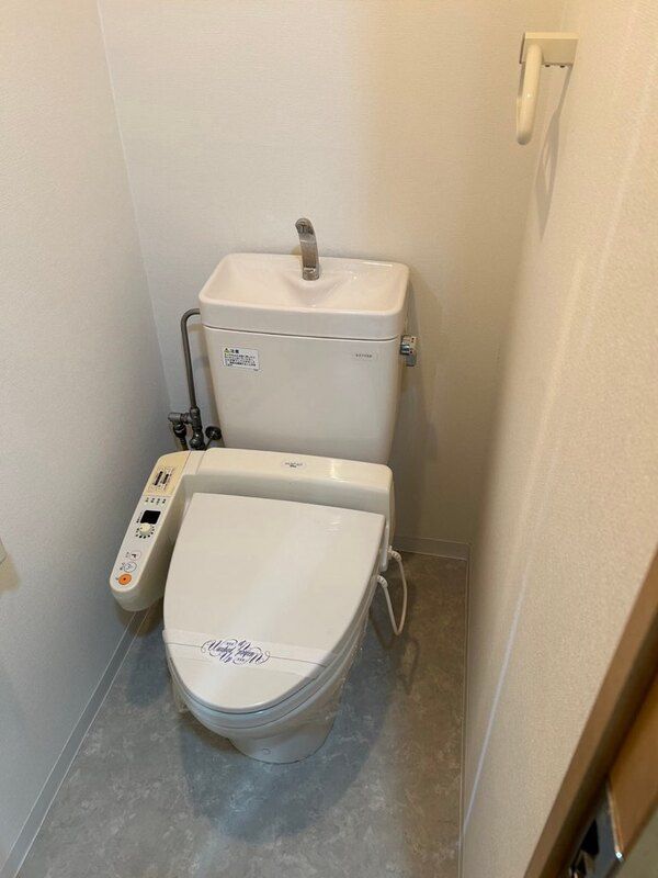 トイレ　同物件別部屋写真