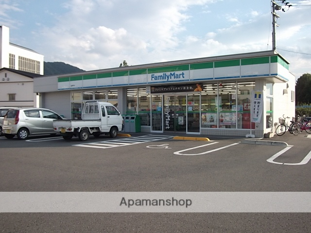 コンビニ　ファミリーマート（コンビニ）まで671m