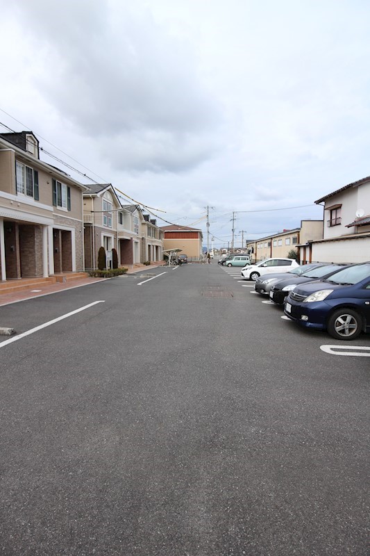 駐車場　スペースが広くて駐車も楽々
