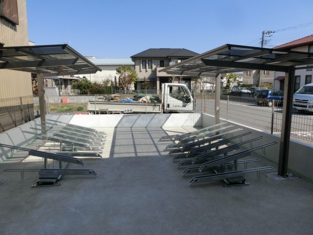 駐車場　屋根付きの駐輪場です。