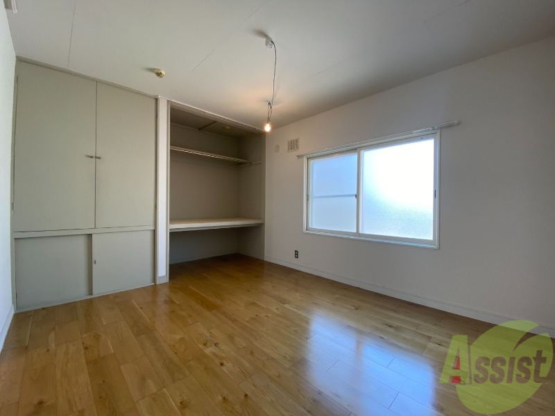 その他部屋・スペース　こちらのお部屋は光が差し込む、温かみのあるお部屋です。