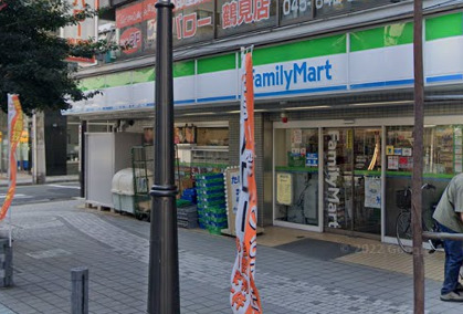 コンビニ　ファミリーマート（コンビニ）まで216m
