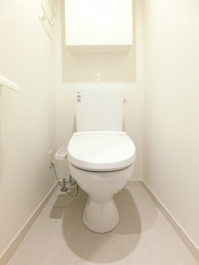 トイレ　温水洗浄便座付きのトイレです♪
