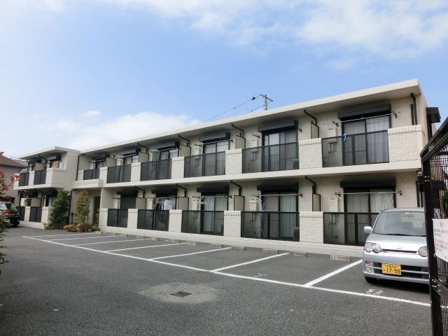 建物外観　前面駐車場なので日当たり良好