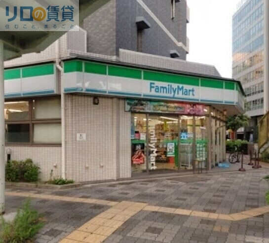 コンビニ　ファミリーマート 新大阪駅東口店（コンビニ）まで305m