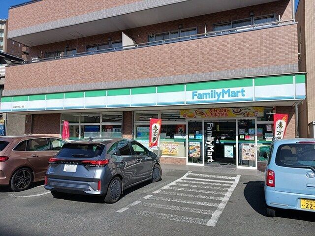 コンビニ　ファミリーマート中央三丁目店（コンビニ）まで84m