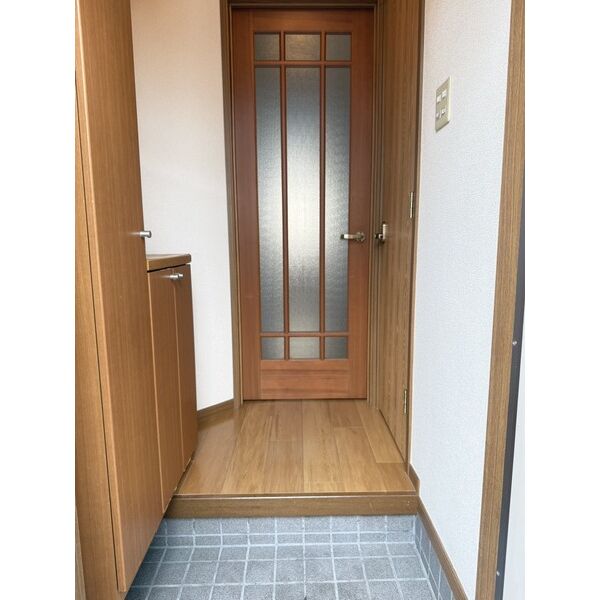 玄関　空き予定の為、別部屋の写真です。イメージとして参照ください。