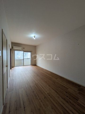 バードタウン6番館の居間写真