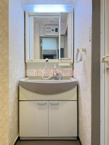 洗面設備　明るい洗面所で