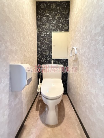 トイレ　落ち着いた色調のトイレです