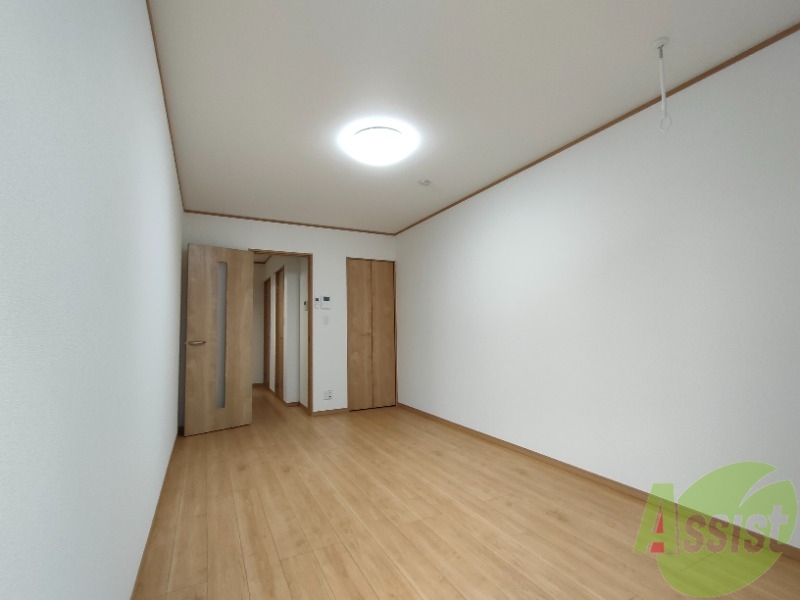 その他部屋・スペース　８帖あるのでベッドや他の家具も置けちゃいます。