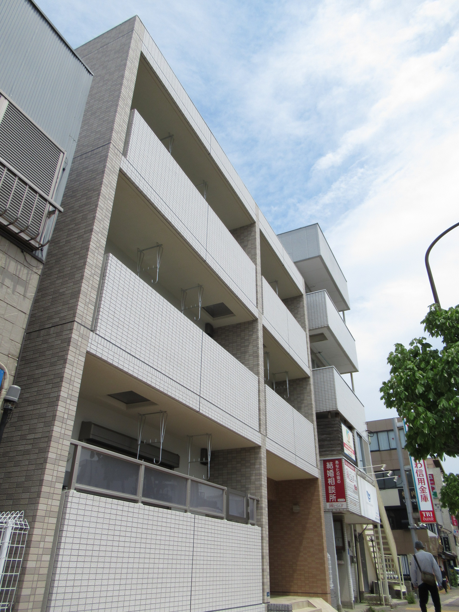 建物外観　バス停目の前です！