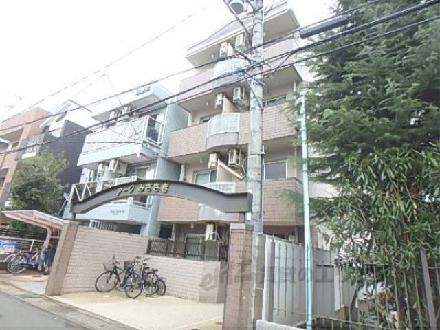 京都市山科区御陵四丁野町のマンションの建物外観